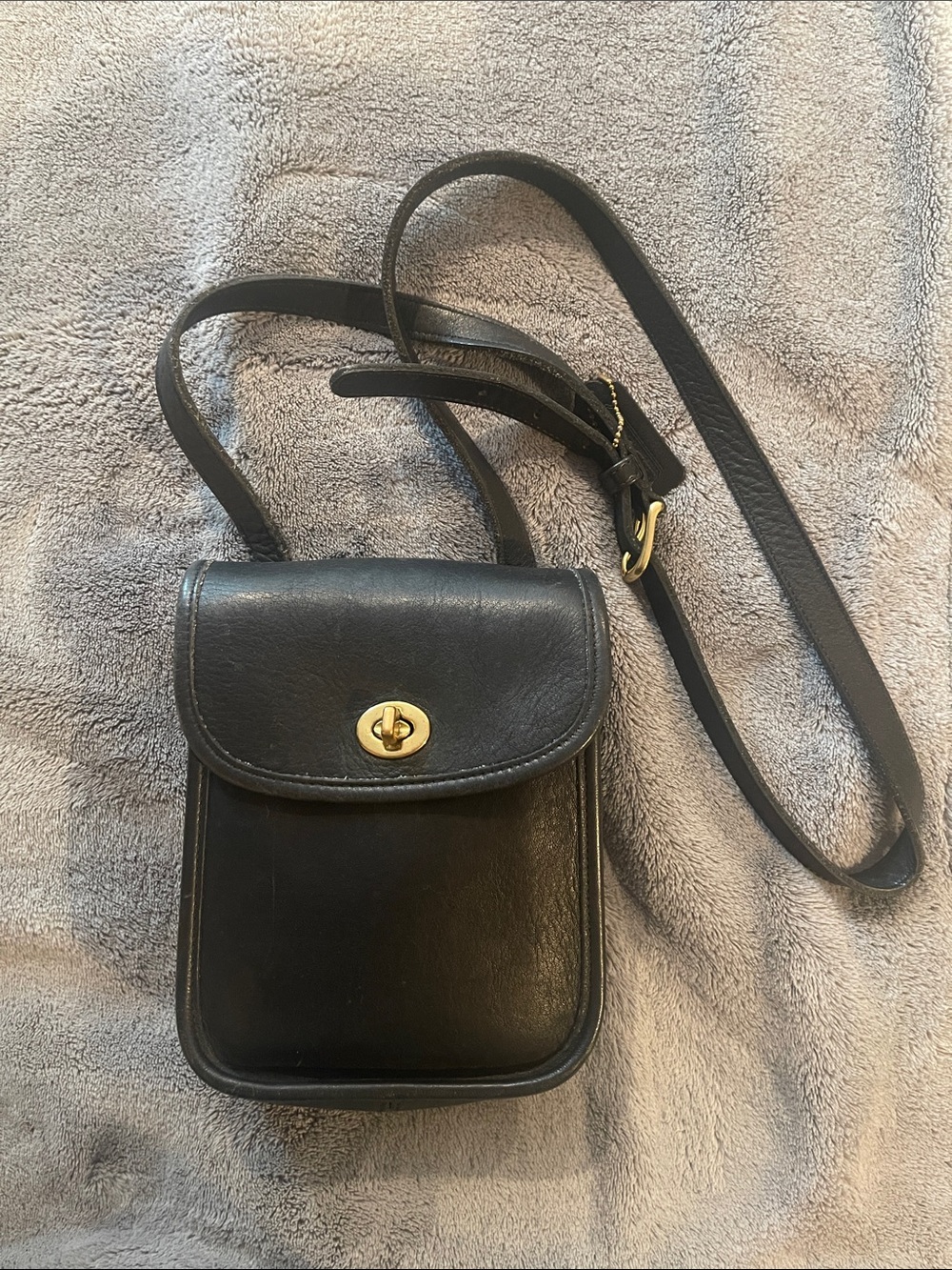Vintage Coach Black Leather Crossbody Bag with Gold Hardware EUC